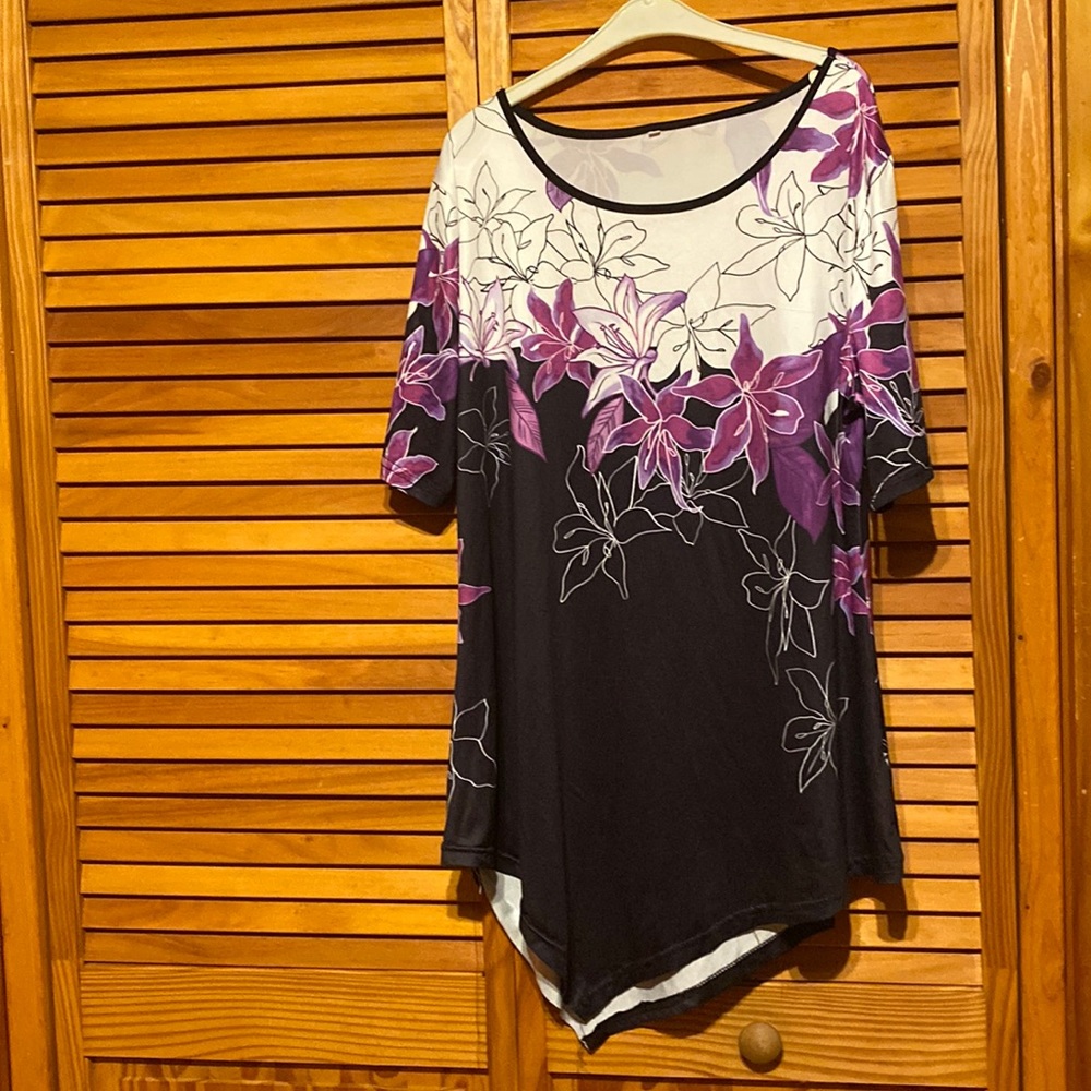 Beautiful tee shirt with short sleeves round neck
